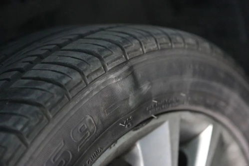 輪胎鼓包是因?yàn)?平時開車,可得長點(diǎn)心了